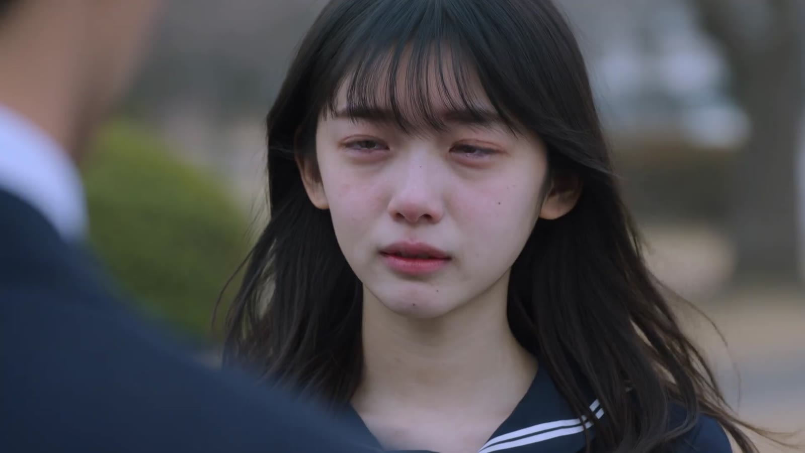 案例首帧:年轻女性望向画面左侧前景人物